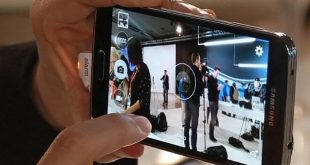 Cara Mudah Menggunakan Autofocus Pada Kamera Smartphone Nahh kali ini akan mengulas mengenai cara yang kadang salah digunakan pada sistem auto focus pada kamera smartphone kita,Seiring dengan maraknya Fotografi dari smartphone dan semakin berkembangnya, Jika dulu kamera smartphone cukup untuk dengan resolusi tinggi dan gambar yang jernih beda dengan sekarang yang sudah berkembang pada kualitas kamera yang semakin elok dan sudah dapat disetarakan dengan teknologi DSLR. Dengan mode autofocus contohnya, Sekarang ini smartphone terbaru tak sedikit yang mengusung kamera dengan fitur auto focus didalamnya, Hal ini tentu sangat menarik dan sangat dicari oleh para fotografi smartphone. Maka dari ini kali ini ada beberapa trik supaya fitur auto focus dapat kita gunakan dengan benar dan mendapatkan hasil yang memuaskan untuk setiap hasil jepretan yang berkualitas juga tentunya,Penasaran dengan cara-cara mudah menggunakan autofocus pada kamera smartphone agar mendapat hasil yang maksimal? Simak ulasan dibawah ini. Perhatikan jarak Efek dari autofocis tak selamanya akan bekerja dengan baik. Misalnya untuk objek yang letaknya jauh, maka semua akan menjadi fokus. Berbeda dengan mode makro yang akan dijelaskan setelah ini. Kesimpulannya adalah jika mengambil foto dengan objek yang jauh maka gunakanlah mode autofocus biasa dan tak perlu diubah ke makro karena nantinya hasilnya akan blur semua. Fotografi makro Kamu harus tahu efek dari fitur autofocus akan sangat terlihat jika digunakan untuk menjepret objek pada mode makro. Apakah mode makro itu? Mode makro adalah salah satu mode untuk mengambil gambar disuatu objek yang kecil/dekat agar terlihat besar/ jelas. Dengan adanya fitur autofocus objek yang dibidik akan terlihat sangat jelas sehingga membuat objek lain yang letaknya jauh akan menjadi blur. Sudut pengambilan Faktor selain jarak dan pencahayaan yang pelu diperhatikan adalah sudut pengambilan. Supaya mendapat gambar yang dihasilkan berkualitas, maka perhatikanlah dari sudut dimana kamu membidik agar hasilnya bisa artistik. Gunakan LED Flash seperlunya Nahh dengan penggunaan LED flash yang tidak pasa maka bisa saja akan menghasilkan gambar yang tak terlalu bagus atau bahkan buruk. Maka dari itu saat sistem pencahayaan baik (cukup terang) sebaiknya tidak perlu menyalakan LED flash, cukup fitur minim cahaya. Backlight Kemudian agar gambar tidak gelap kita juga perlu memahami sumber cahaya dan tentunya posisi objek juga penting . Supaya tak muncul dan terjadi efek backlight objek harus berlawanan dengan sumber cahaya dan jangan sampai malah membelakangi sumber cahaya. Terkecuali jika kamu menginginkan backlight. Nahh sekiranya itu cara-cara mudah untuk menggunakan fitur autofocus pada kamera smartphone kamu, bagaimana? mudahkan caranya? sekian dari kami semoga bermanfaat dan terima kasih.